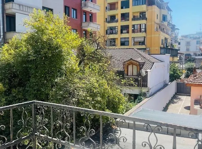 Ferrari Отель Тирана